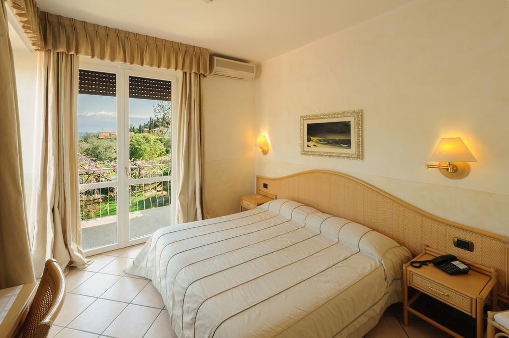 Hotel Garden Zorzi San Felice del Benaco Habitación foto